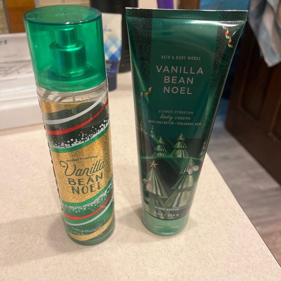 Bath & Body Works Vanilla Bean Noel Body Care Duo - Green & Gold - Picture 4 of 4